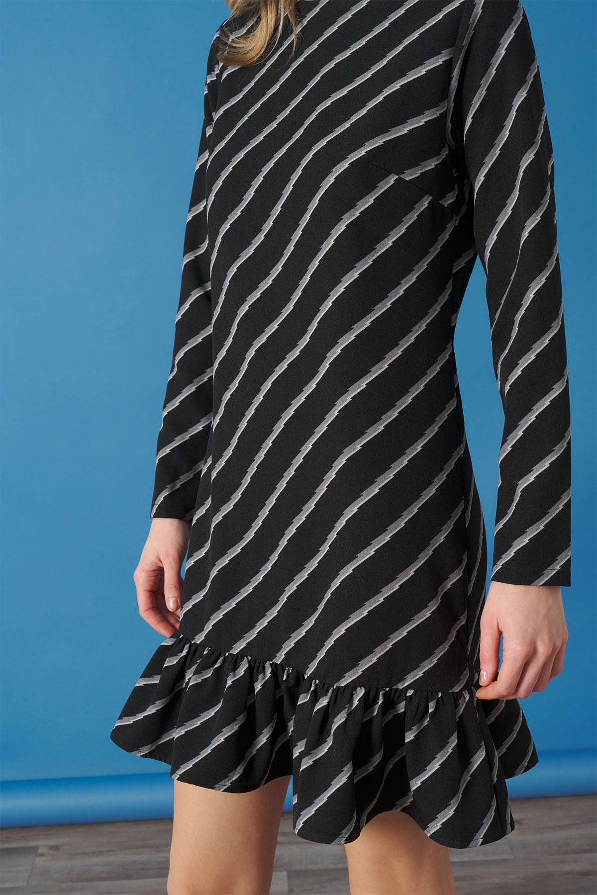 Vestido negro rayos grises MINUETO