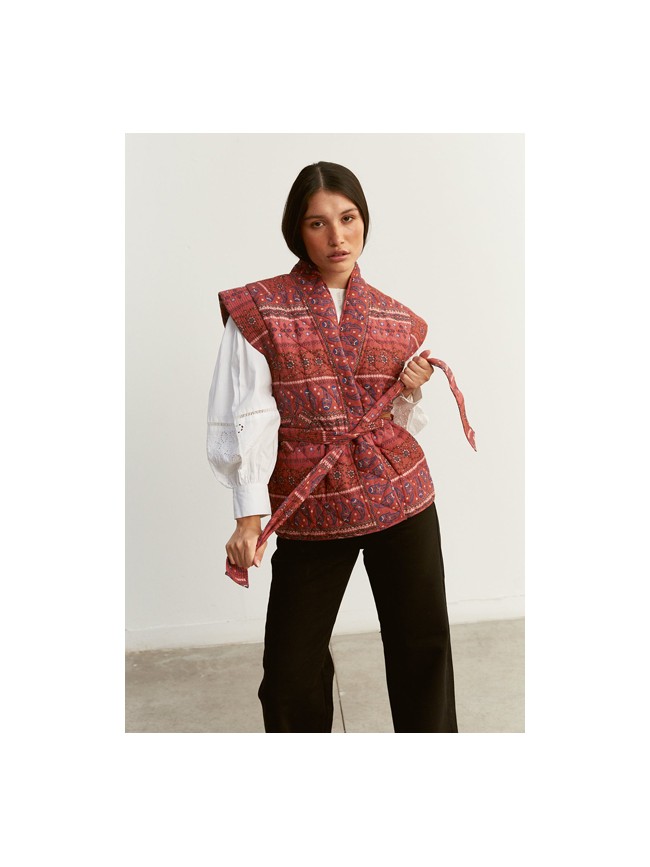 Chaleco de algodón acolchado en tono fresa con print de sello hindú.