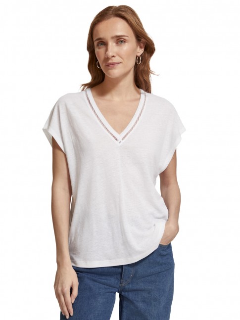 Camiseta en lino cuello V escalera color blanco 