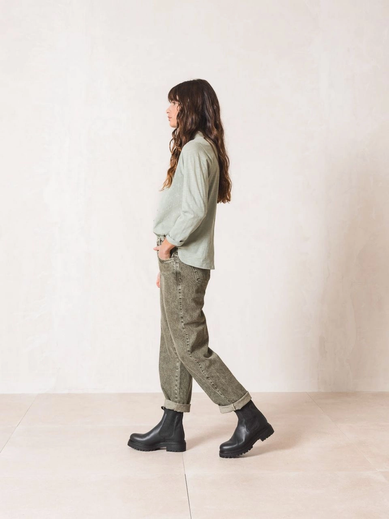 Pantalón MOM denim used color khaki