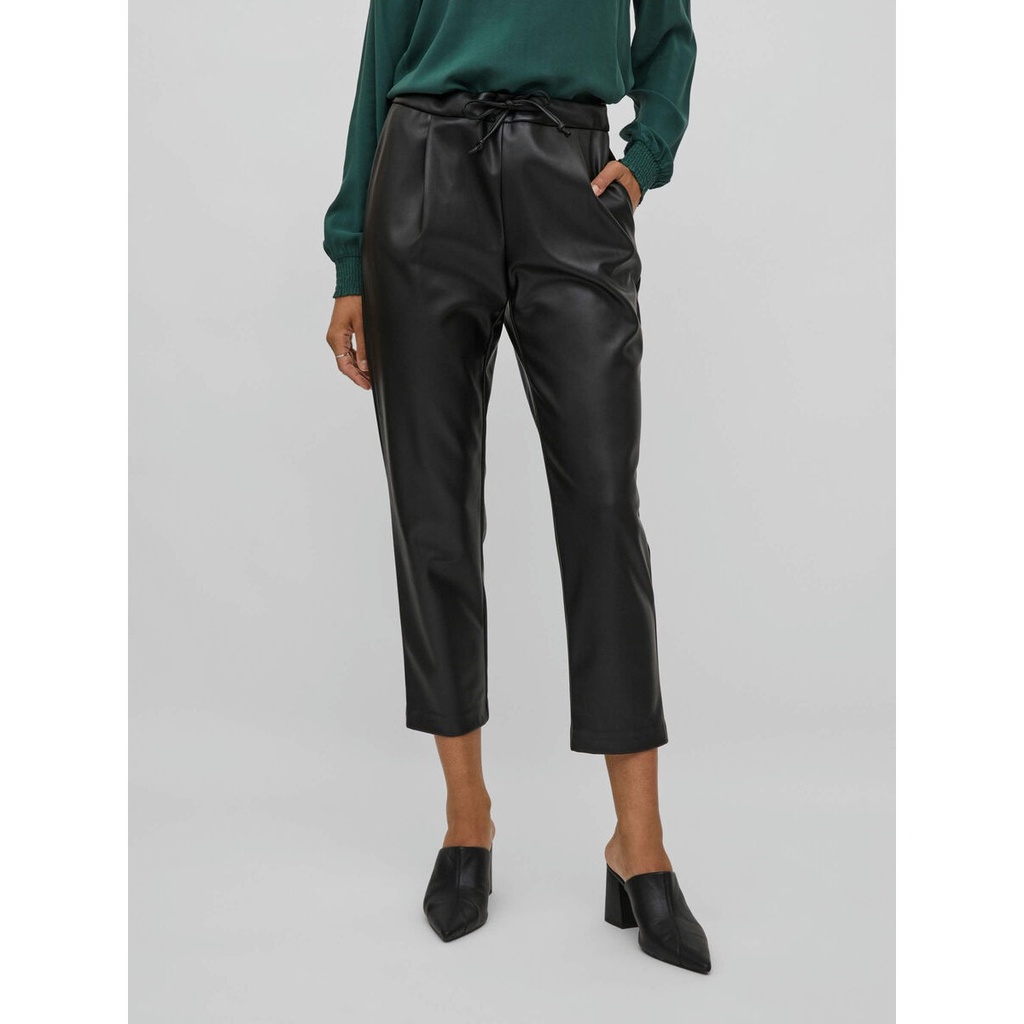 Pantalón de efecto cuero con cintura alta. 2 bolsillos. Cintura elástica con cordón. Color negro.