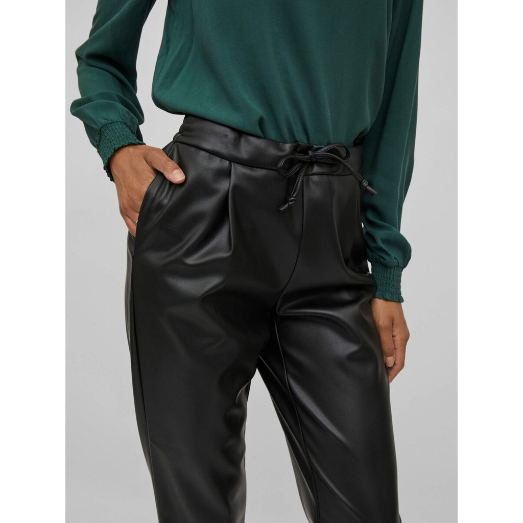Pantalón de efecto cuero con cintura alta. 2 bolsillos. Cintura elástica con cordón. Color negro.
