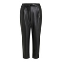 Pantalón de efecto cuero con cintura alta. 2 bolsillos. Cintura elástica con cordón. Color negro.