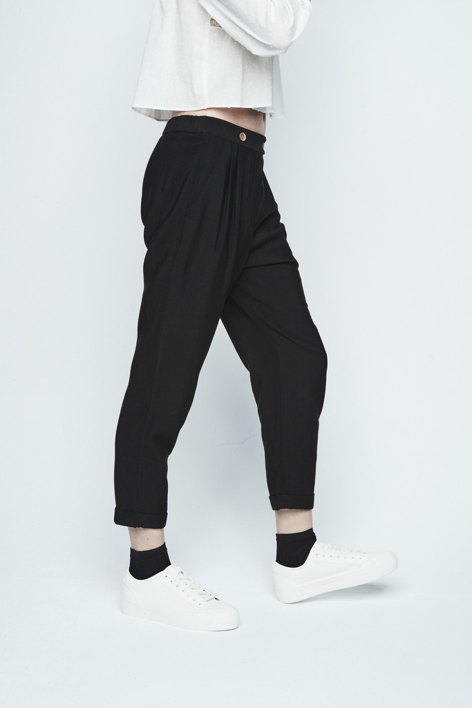 Pantalón de mujer tobillero con pliegues color negro