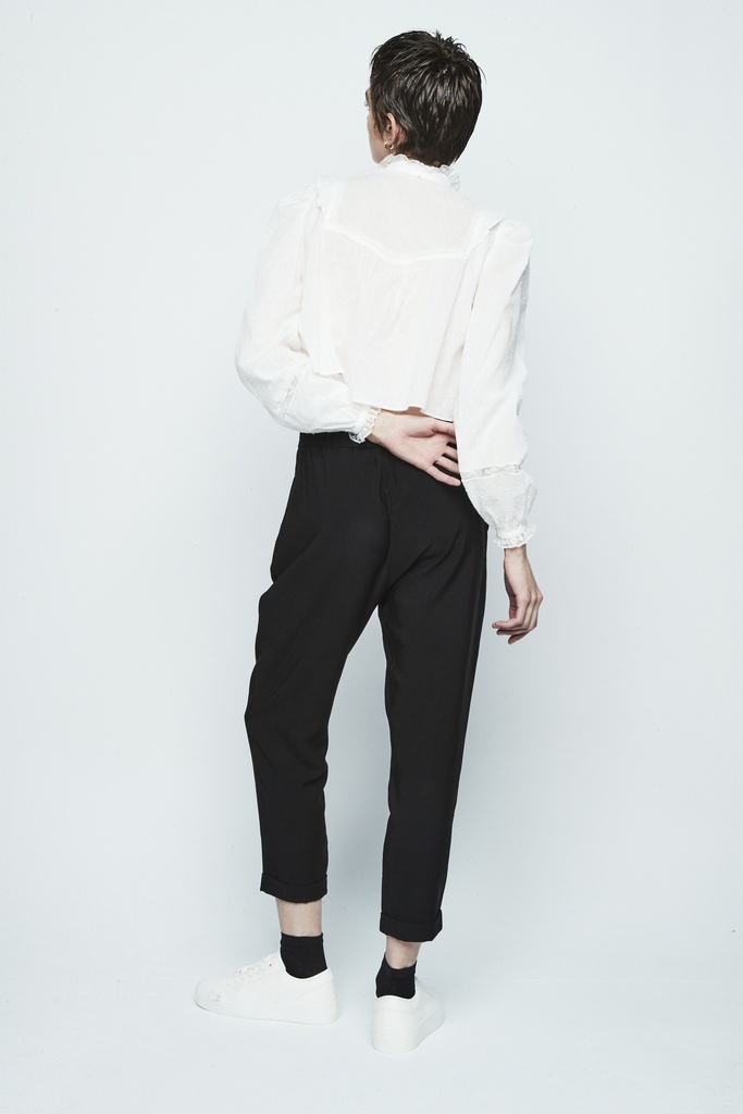 Pantalón de mujer tobillero con pliegues color negro