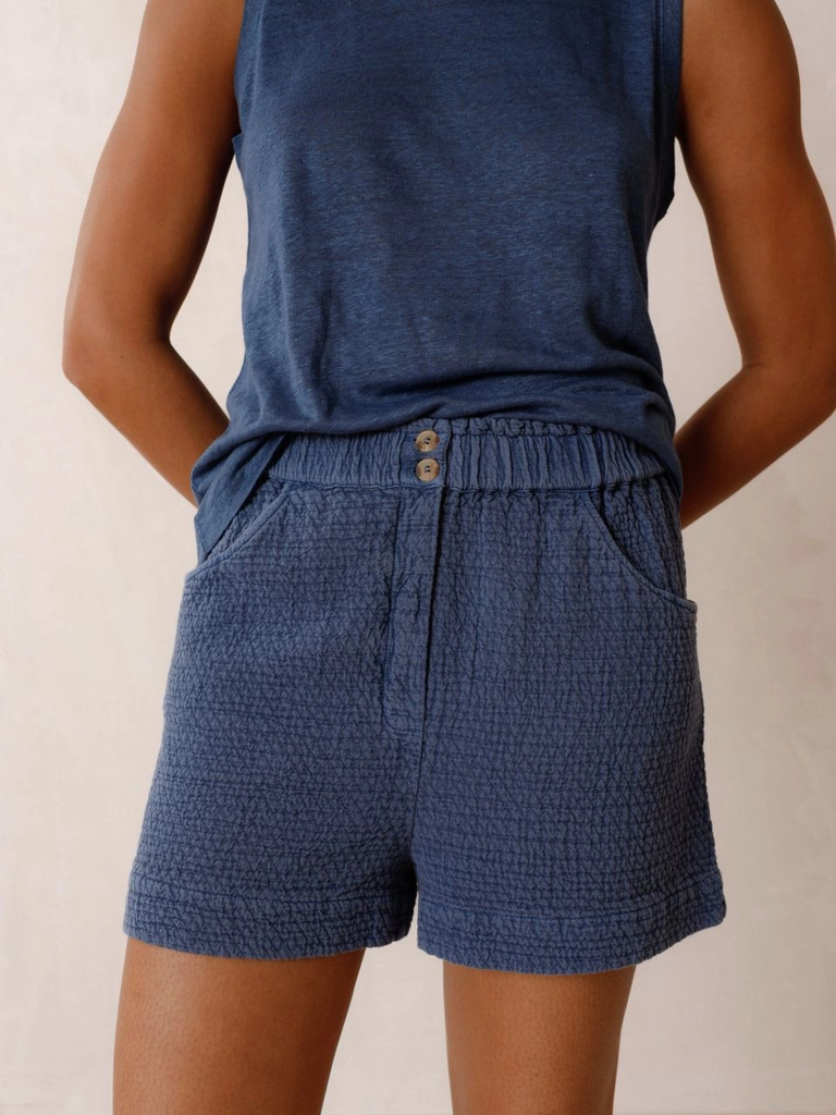 Pantalón short rústico color índigo