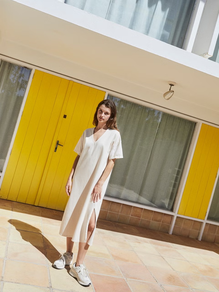 Vestido aberturas color crudo 