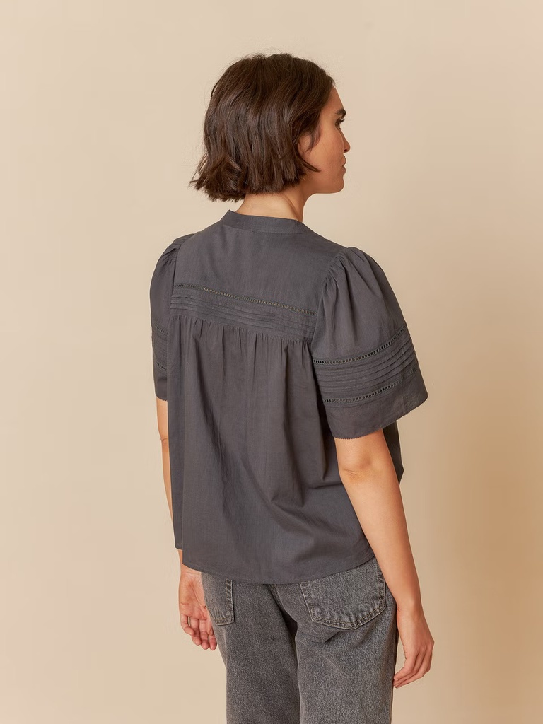 Camisa m/c bordados color carbón