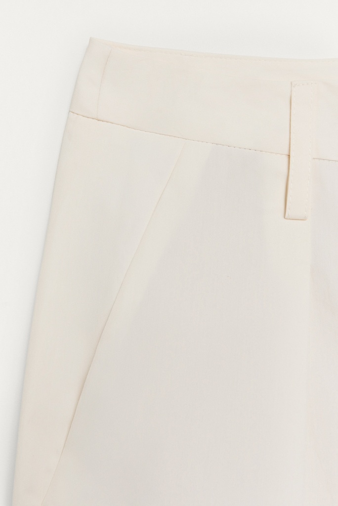 Pantalón tobillero color crema 