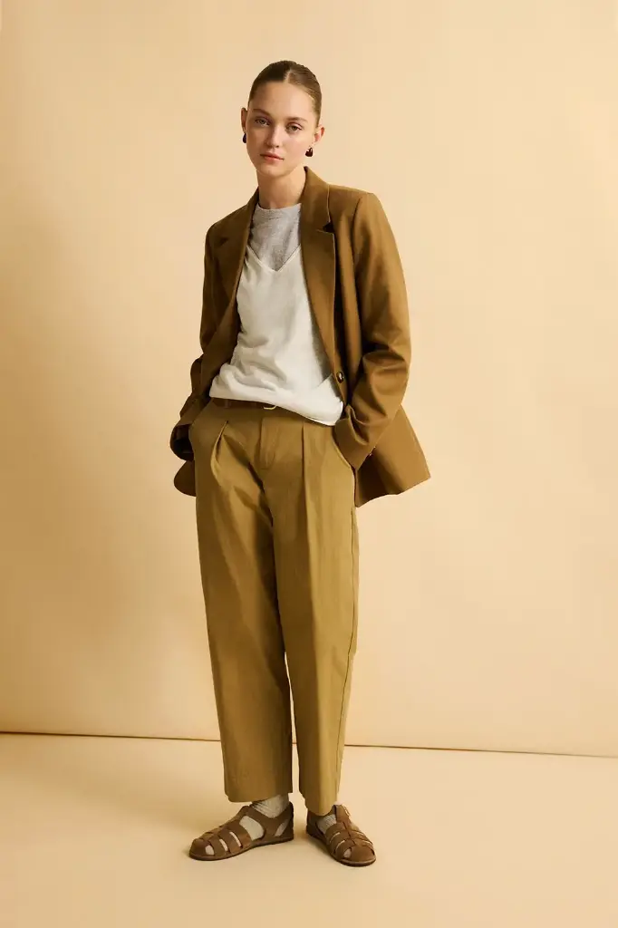 Pantalón tobillero color camel