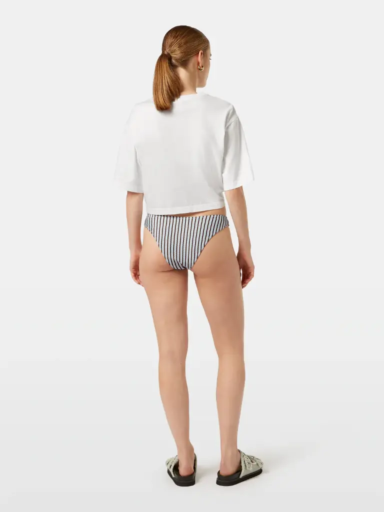 U9A00657T_U100_MDL_BCK-2.webp