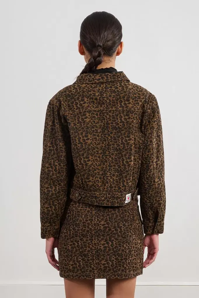 chaqueta-de-manga-larga-estampado-animal (4).webp