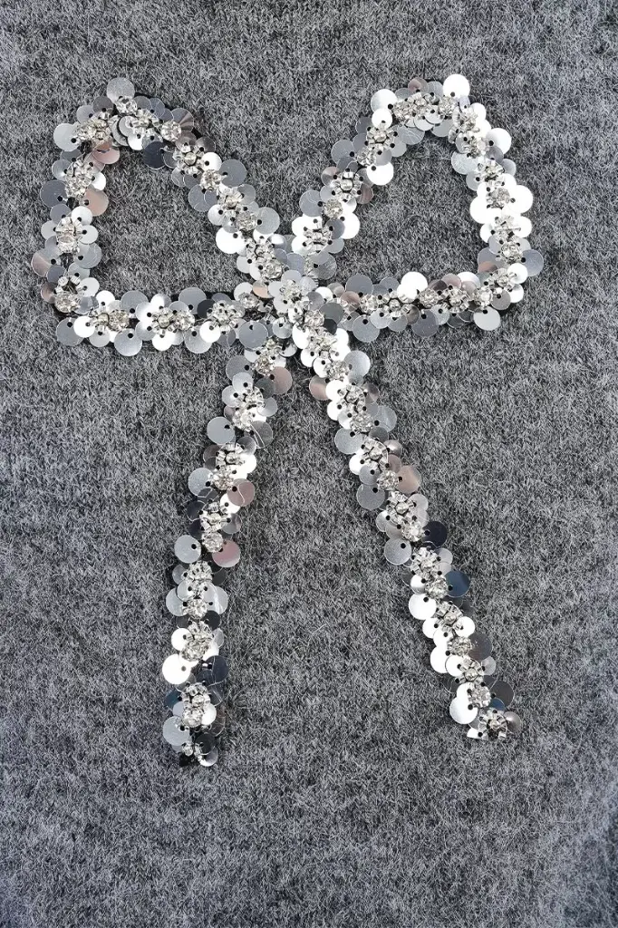 jersey-de-manga-corta-detalle-lazo-y-lentejuelas (4).webp