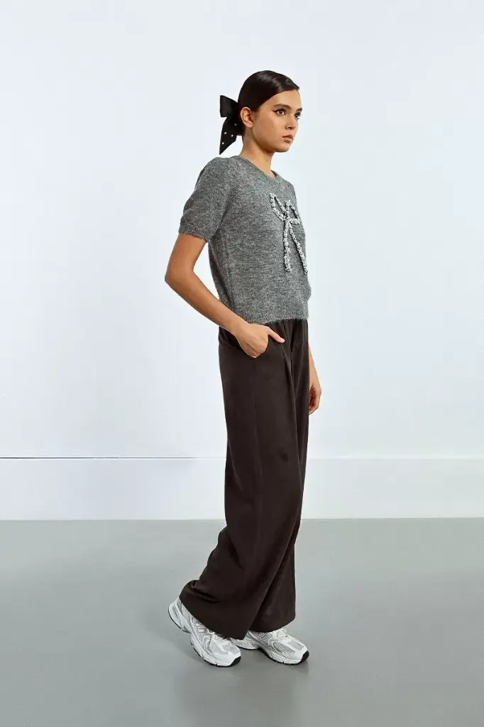 jersey-de-manga-corta-detalle-lazo-y-lentejuelas (1).webp