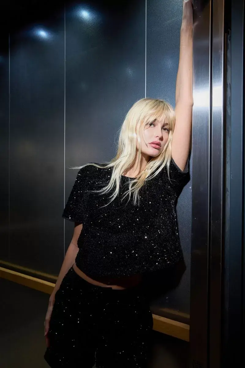 top-de-manga-corta-con-lentejuelas (1).webp