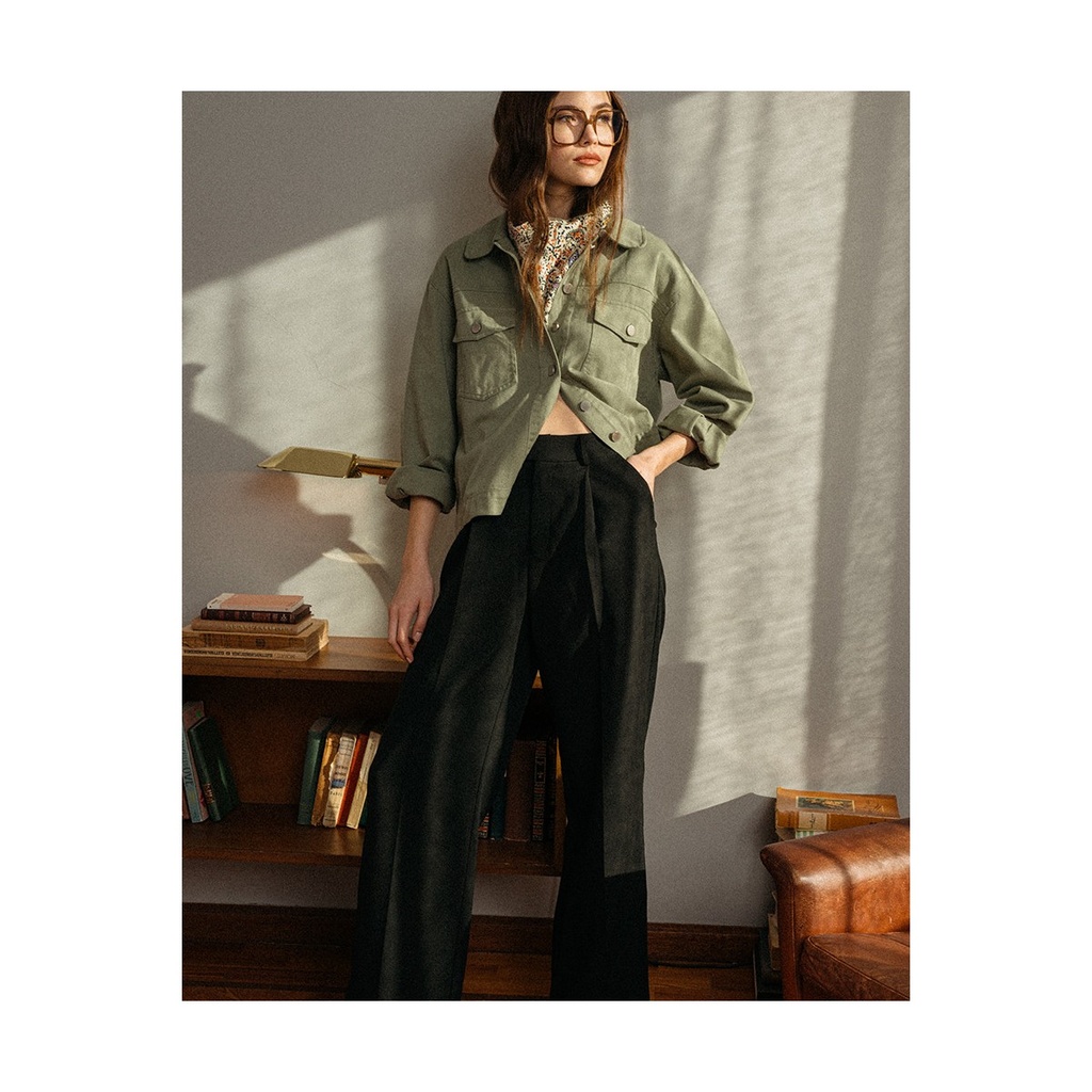 Pantalón de pierna ancha con  cintura alta largo 7/8 color negro