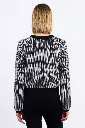 bufanda-con-flecos-y-estampado-animal (3).webp