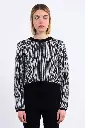 bufanda-con-flecos-y-estampado-animal (2).webp