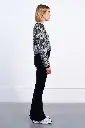 bufanda-con-flecos-y-estampado-animal (1).webp