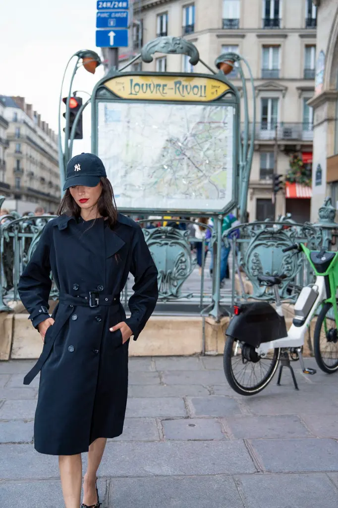 gabardina-midi-de-manga-larga-con-cinturon.webp