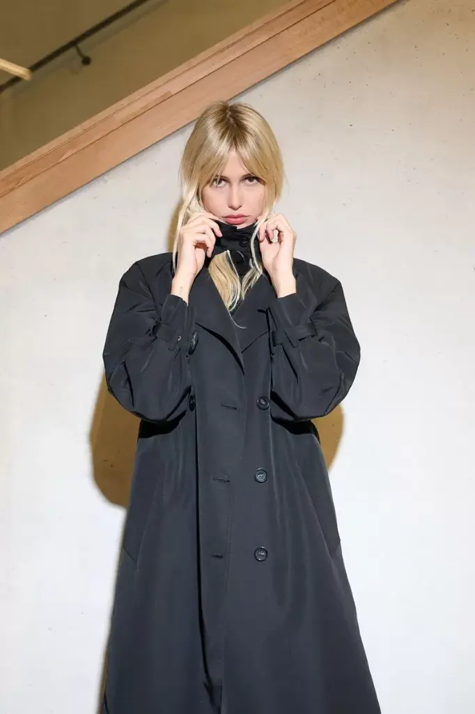 gabardina-midi-de-manga-larga-con-cinturon (1).webp