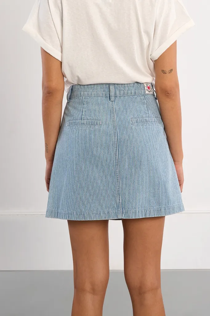 falda-corta-con-estampado- (2).webp