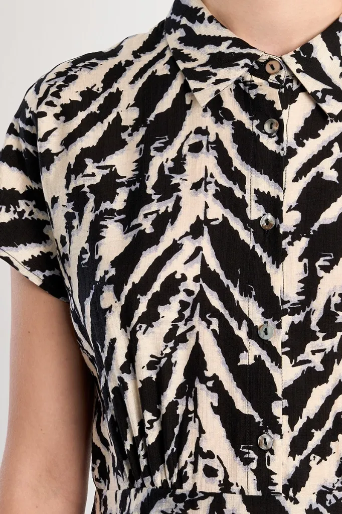 vestido-de-manga-corta-con-cuello-solapa-y-estampado- (4).webp