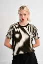 camisa-de-manga-corta-con-estampado-y-corazon-.webp