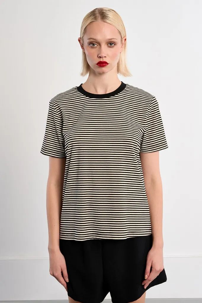 camisa-de-manga-corta-con-estampado-y-corazon- (2).webp