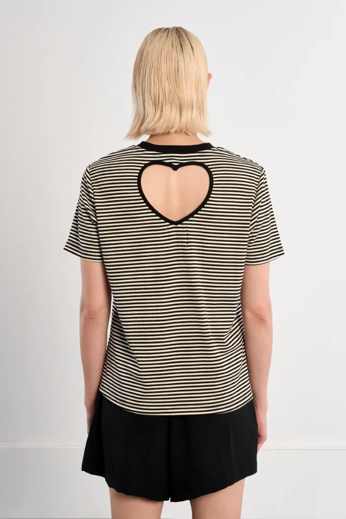 camisa-de-manga-corta-con-estampado-y-corazon- (1).webp