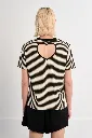 camisa-de-manga-corta-con-estampado-y-corazon- (1).webp