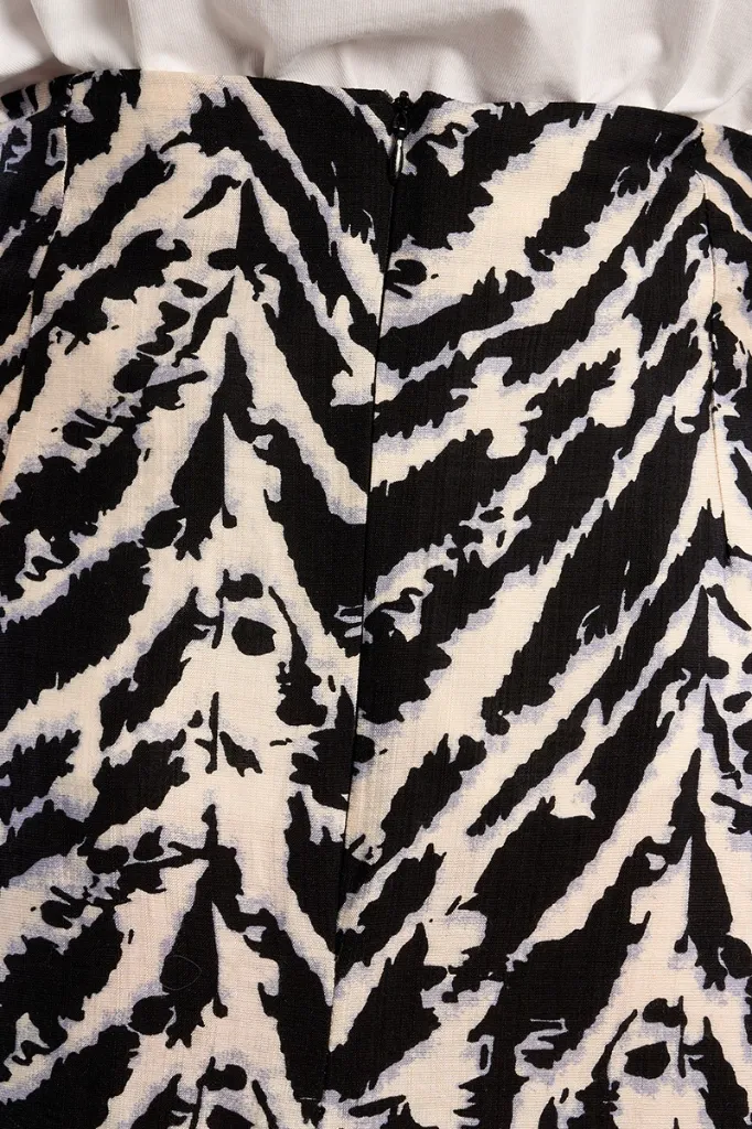 falda-midi-asimetrica-estampado-rayas- (5).webp