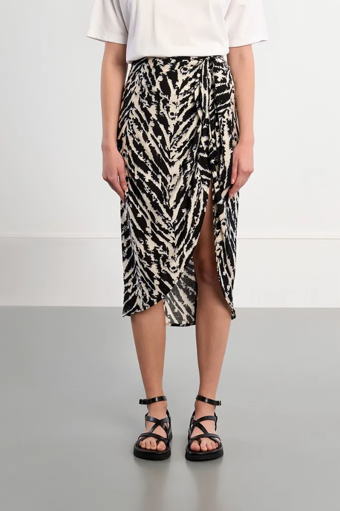 falda-midi-asimetrica-estampado-rayas- (2).webp