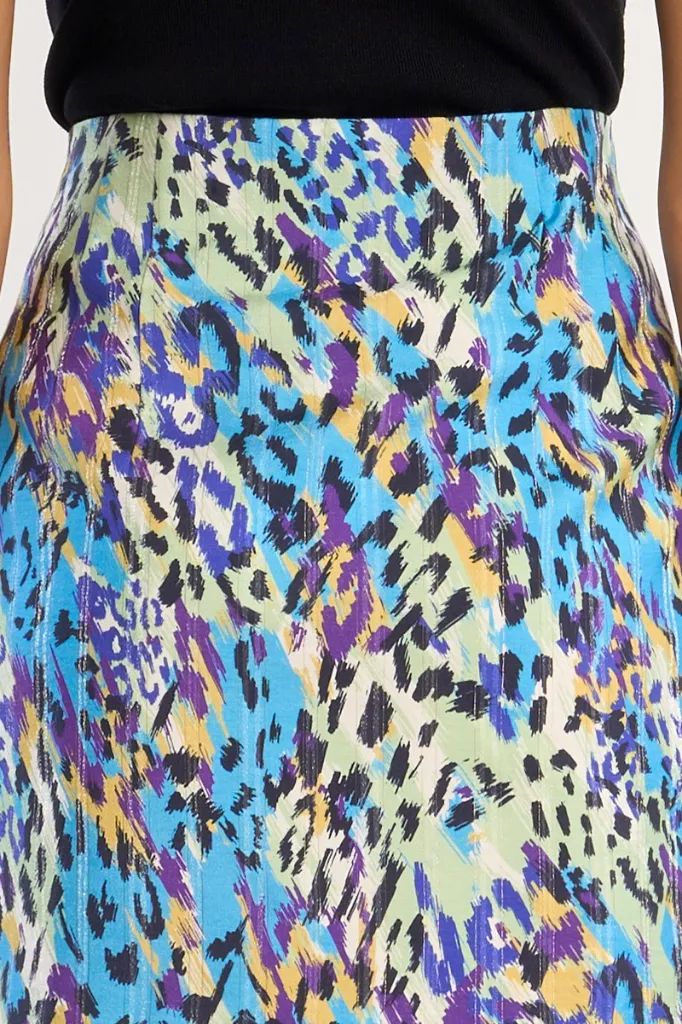 falda-corta-con-estampado-animal- (4).webp