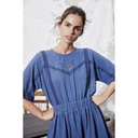 Vestido con puntilla y bordados color azul