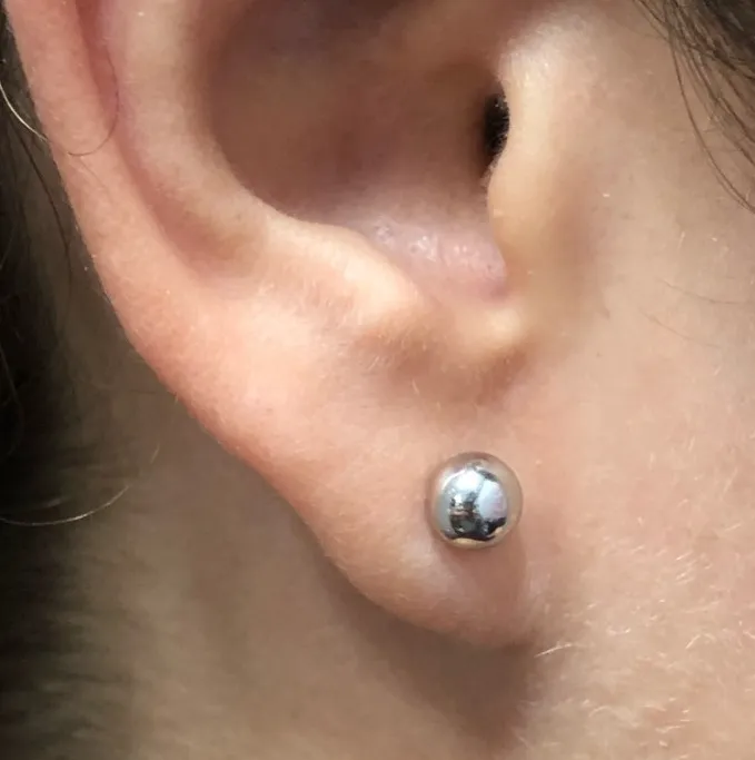 010021-22-22-Pendientes-bola-plata-nina-mama-mocosa-atrevida-diferente-regalos-baratos-como-quedan-oreja-moda-rosca-tuerca-seguridad.webp