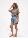 camiseta tachas chocolate (2).webp