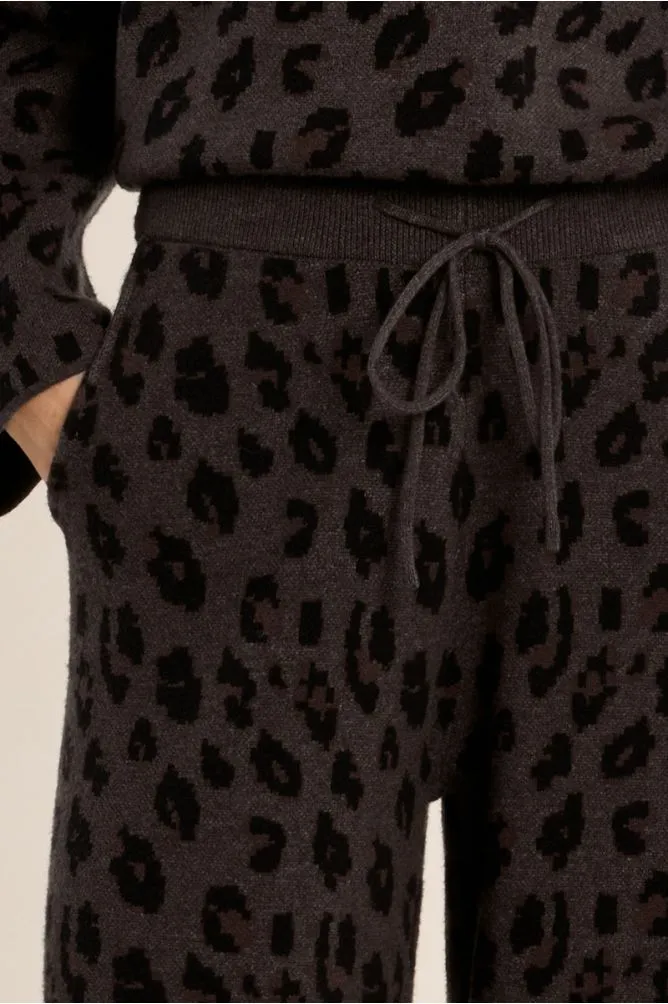 pantalon-largo-con-estampado-y-lazada (2).webp