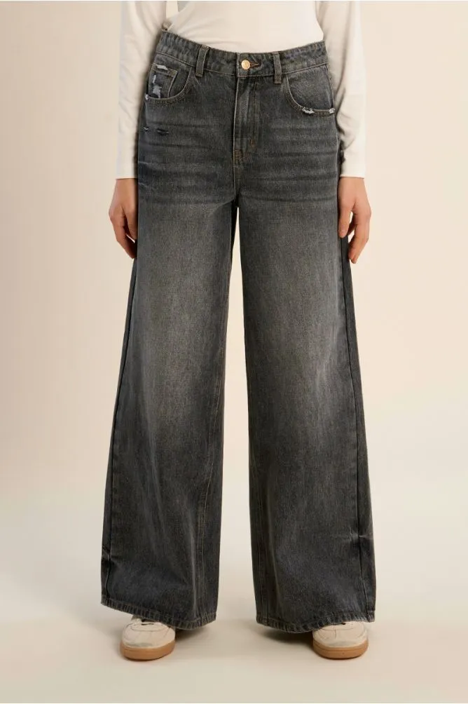 pantalon-vaquero-perneras-anchas (4).webp