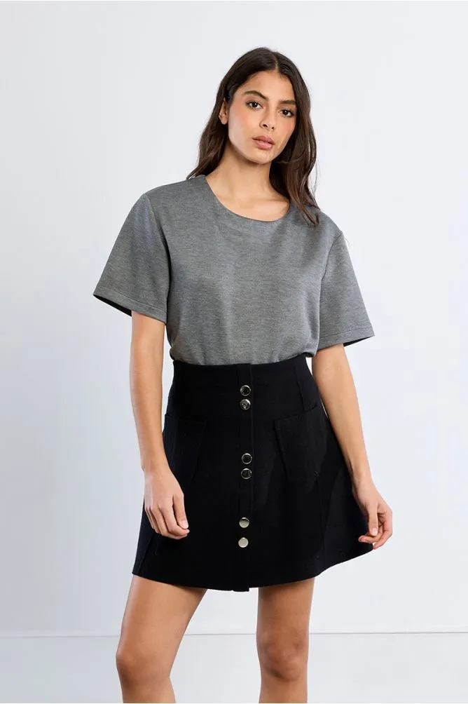 falda-corta-detalle-botones-.webp