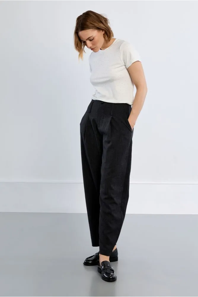 pantalon-largo-tipo-cullote-detalle-pliegues.webp