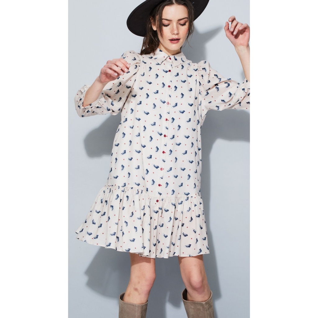Vestido estampado zapatillas converse