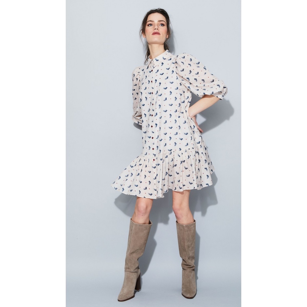 Vestido estampado zapatillas converse