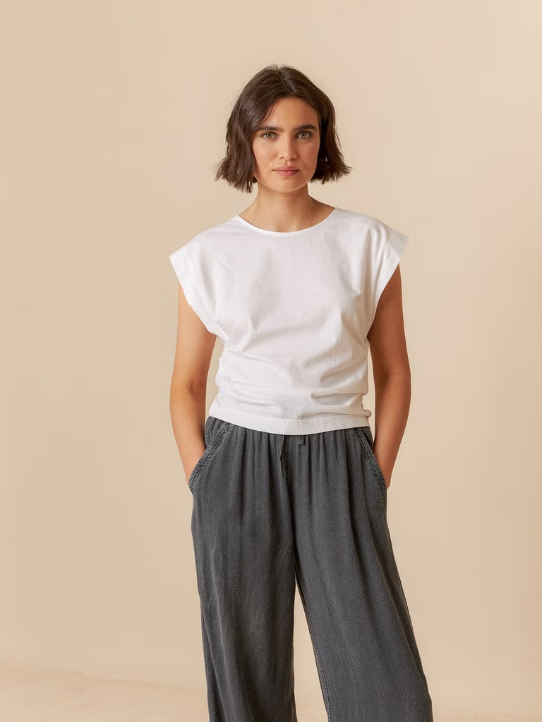 Camiseta desmangada color blanco 