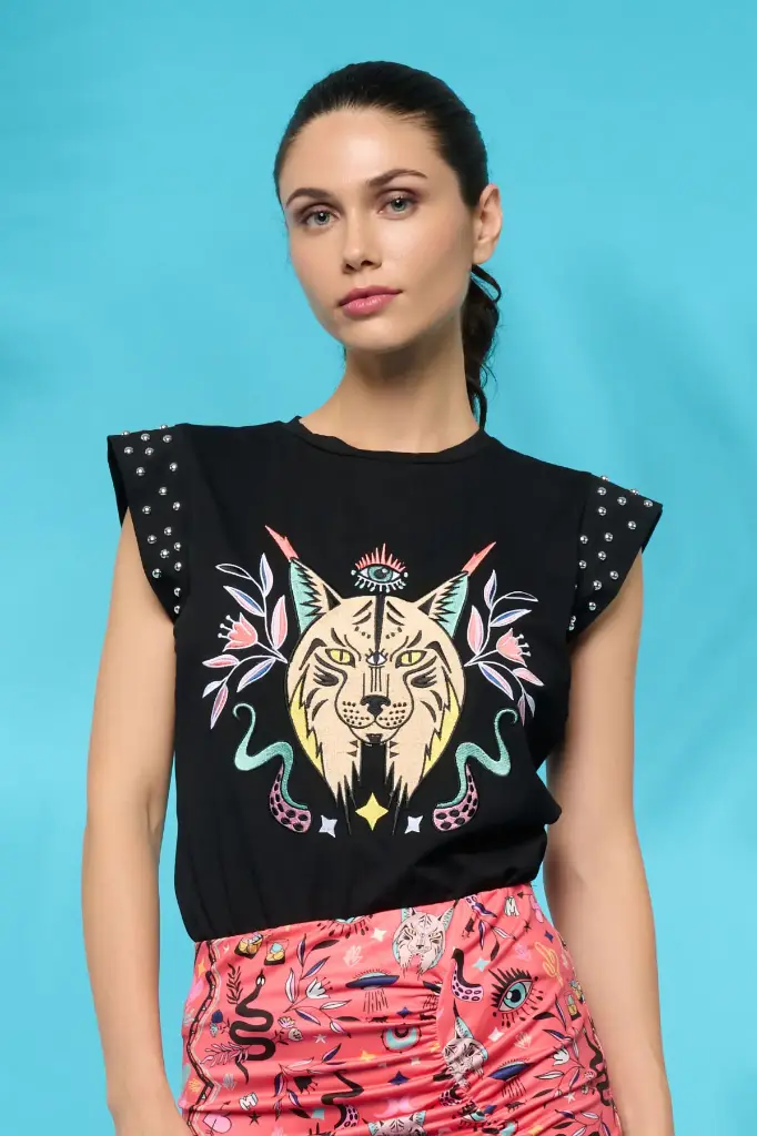 Camiseta bordados y tachas 