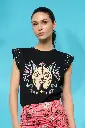Camiseta bordados y tachas 