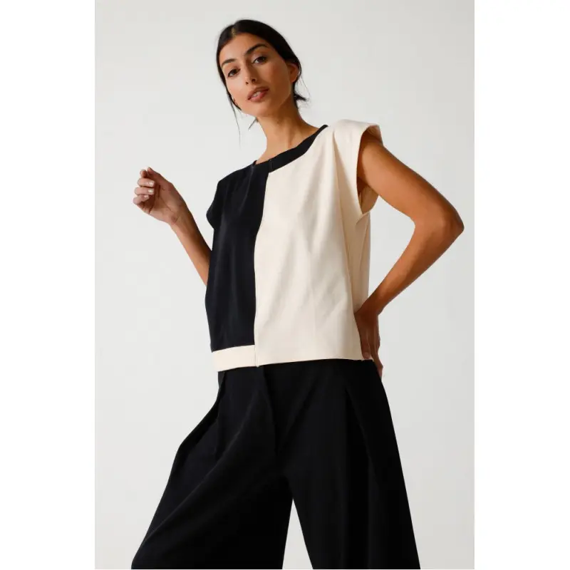 Camiseta bicolor negra y cruda