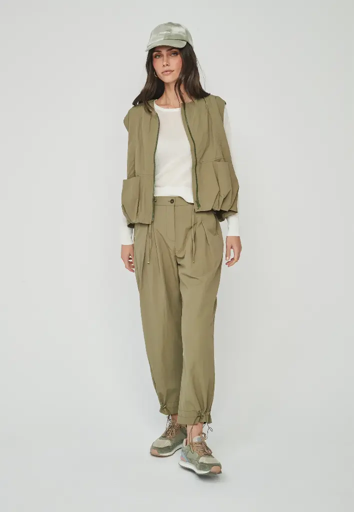 Pantalón pinzas y gomas kaki 