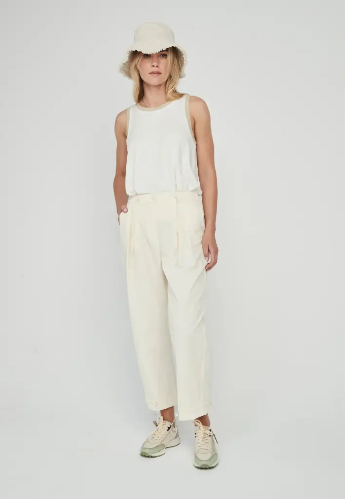 Pantalón pinzas y gomas crudo