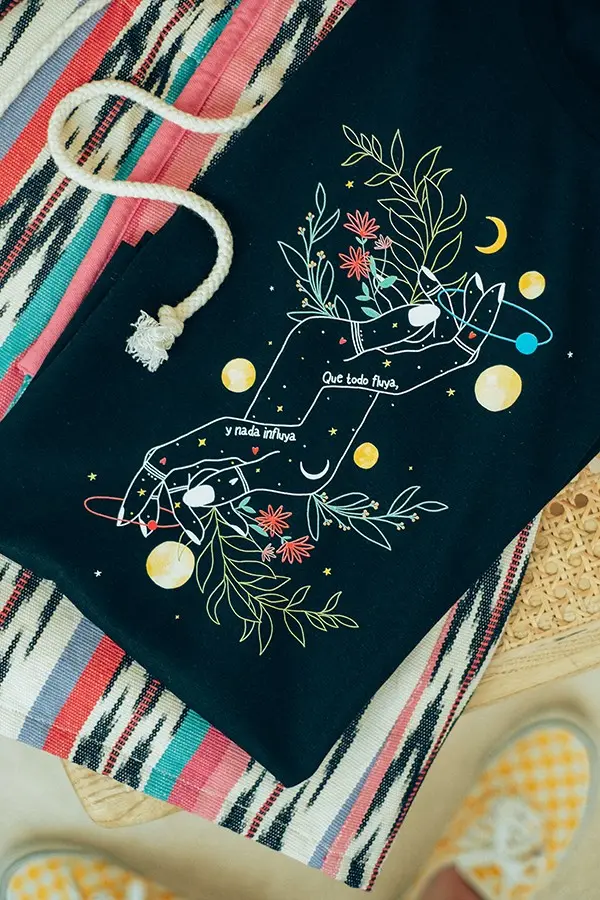 Camiseta Que todo fluya, y nada influya 